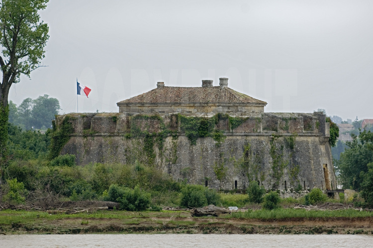 L'enceinte urbaine de Blaye, les forts Pâté–Cussac et Fort Médoc (Gironde): 
Un triptyque verrouillant un estuaire.
Fort Cussac, situé sur l’île du Pâté, au milieu de la Gironde.