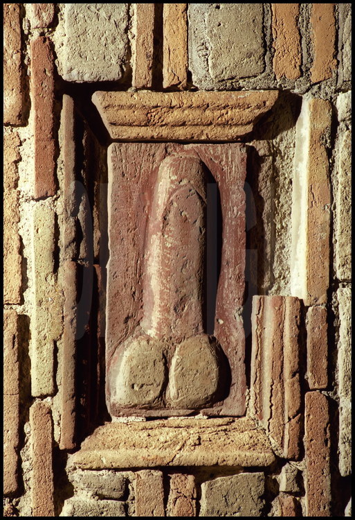 On the Via Stabiana, this little phallus sculpted in stone, symbolizes the worship of fertility; one of the Romans’ main preoccupations.  Many similar artefacts made of terra cotta or sculpted in stone, can be seen on the walls and streets of Pompeii. Romans worshiped Priapus, god of fertility, and believed that those who adored him would be granted virility.