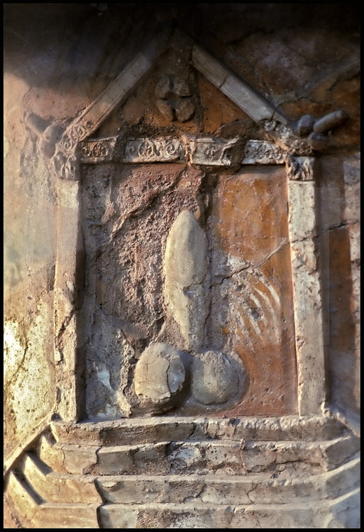 On the via di Nola, this curious stucco altar, with a raised phallus in a little sanctuary, symbolizes the worship of fertility; one of the Romans’ main preoccupations.  The phallus is winged, as suggested by the traces of white paint in the background.  Many similar artefacts made of terra cotta or sculpted in stone, can be seen on the walls and streets of Pompeii.