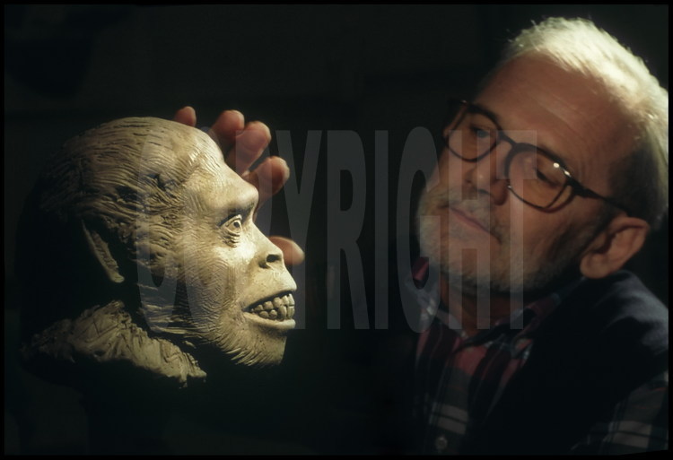 Portrait de Michel Brunet avec la sculpture virtuelle d'Abel, qui fut le premier fossile d'hominidé découvert à l'ouest de la vallée du Rift et qui a révolutionné l'histoire des premiers hommes.