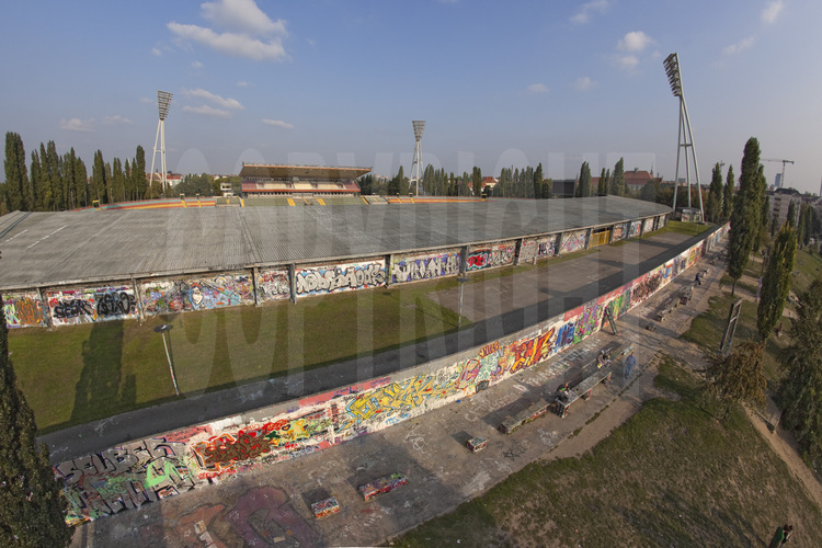 Park Wall (Wall park) and Friedrich Ludwig Jahn stadium. Approximately 300 meters of wall background were kept behind the stage Friedrich Ludwig Jahn. This portion of wall has been declared a site of urban art, available to taggers. At the time of the GDR, this stage was occupied by the football club Dynamo Berlin. The German public has had many and this is why the device was particularly reinforced here. To the west, the contiguous portion of No Man's Land has been transformed into green space for this. On weekends, this place now hosts the largest flea market in Berlin.
