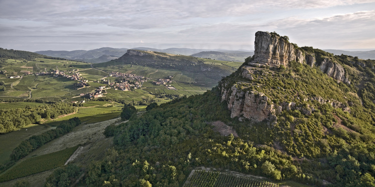 Vue panoramique de la Roche de Solutré (qui culmine à 493 mètres) au printemps. C'est un des plus riches gisements préhistorique d'Europe. En arrière plan, la roche de Vergisson.