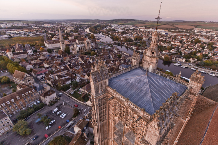 Auxerre : détails sur le toit de la tour de la cathédrale Saint Étienne. Au second plan, l'église Saint Germain et l'Yonne.