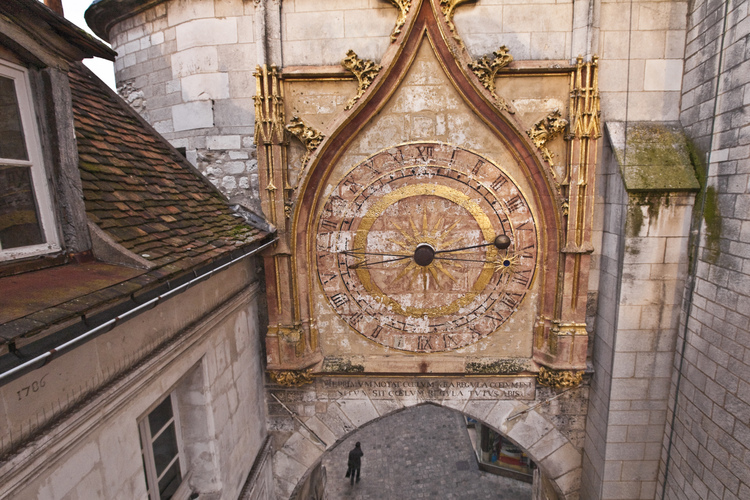 Auxerre : Dans la quartier médiéval, détail sur l'Horloge de la Tour éponyme.