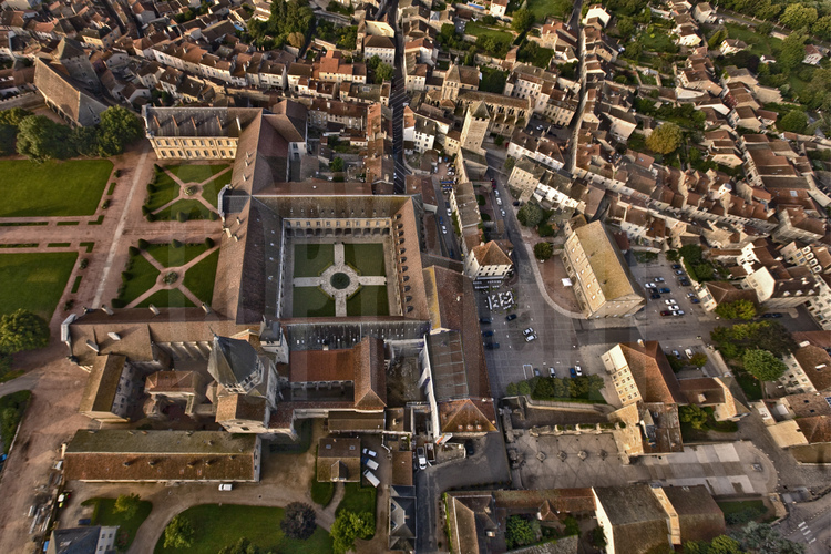 Cluny : vue générale de la ville avec, au premier plan à gauche, l'abbaye éponyme. Au premier plan à droite, les vestiges de de l'ancienne basilique, disparue à la Révolution.