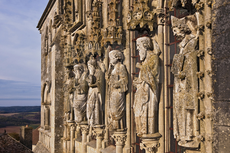 Vézelay : détail de la façade de la basilique Sainte Marie Madeleine, chef-d'œuvre de l'architecture romane.