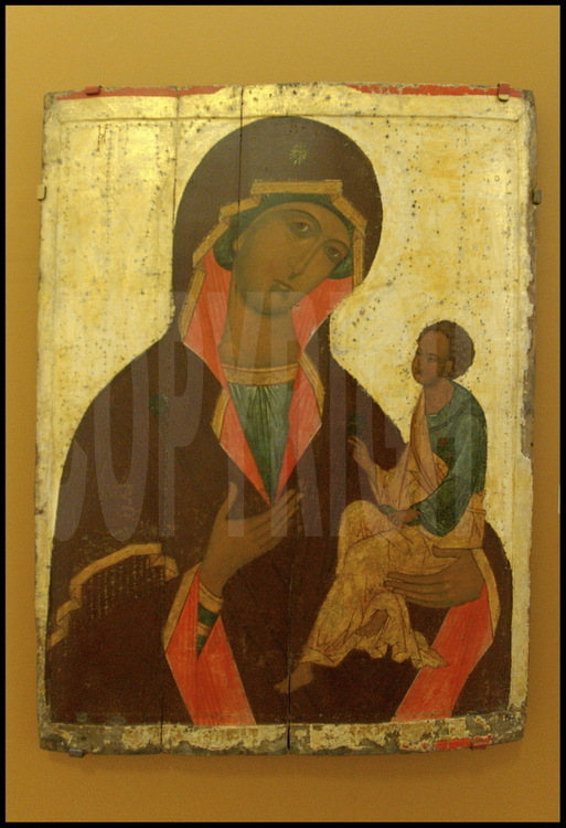 Musée Russe. Les icônes sont l'une des grandes traditions de l'art pictural russe. Ici, une des nombreuses « Vierge à l'enfant », réalisée par le peintre d'icônes le plus célèbre de Russie, Andreï Roublev (1360-1430).