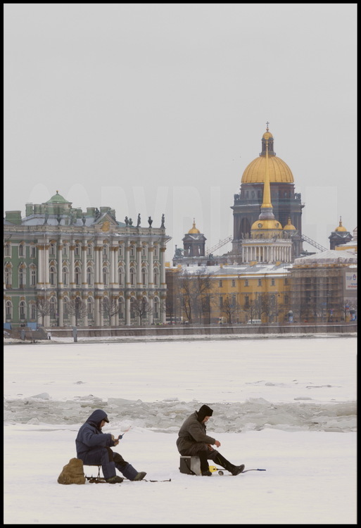 The frozen Neva is a favorite place for fishermen who, after having pierced 
the ice, patiently wait for the fish to rise to the surface.  In the 
background, the palace banks with, from left to right: the Hermitage and the 
Winter Palace, Saint Isaac's Cathedral.