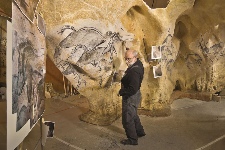Ateliers Deco Diffusion dirigés par Bernard Toffoletti et Gilles Tosello, à Toulouse. Automne 2013. Seconde partie du travail de reproduction artistique par Gilles Tosello sur le panneau pariétal dit 