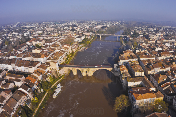 Villeneuve sur Lot: the left bank (left) and the right side (right) from the east. Altitude 50 m. In the foreground, the river Lot and the Bridge of Cieutats. In the background, the Basterou bridge.