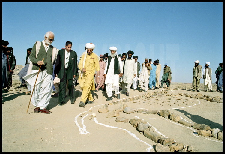 Almighty leader of the territory Bugti, Nawab (king) Bugti, who favored the searches(excavations) of the team of Jean Loup Welcomme for 5 years, came on the site of Hargaî's reconstruction with his nurse moved closer to notice the reconstruction of the baluchiterium.