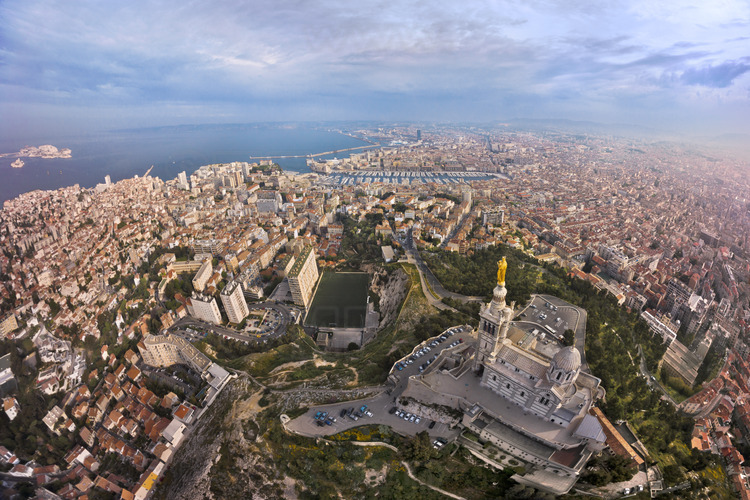 Marseille vue depuis la basilique Notre Dame de la Garde.