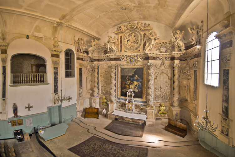 The Chapel of the Grey Penitents is one of the oldest chapels of Camargue and in the Gard department. Inside, the altar piece represents Christ's Passion and the arms of the brotherhood. Dating from 1687, it is the work of sculptor Sabatier.