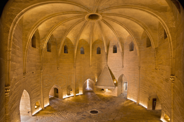 Constance Tower, interior. On the ground floor, the guard room, with its access protected by a portcullis. In the center of the room, a circular aperture provides access to basements that served as pantry, reserve ammunition and also dungeons. This place is called the 