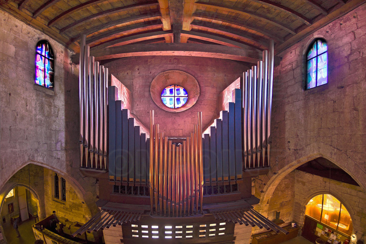 Organ of the Church of Notre Dame des Sablons. During the restoration of the building in the 1960s, 31 new stained glass windows were designed by Claude Viallat and executed by the master glassmaker Bernard Dhonneur.