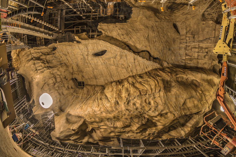 Le plafond de la salle des Bauges, plus grande salle de la grotte originelle (surface 400 m2, hauteur maxi : 6m,50 m.) et donc de l'espace de restitution.
