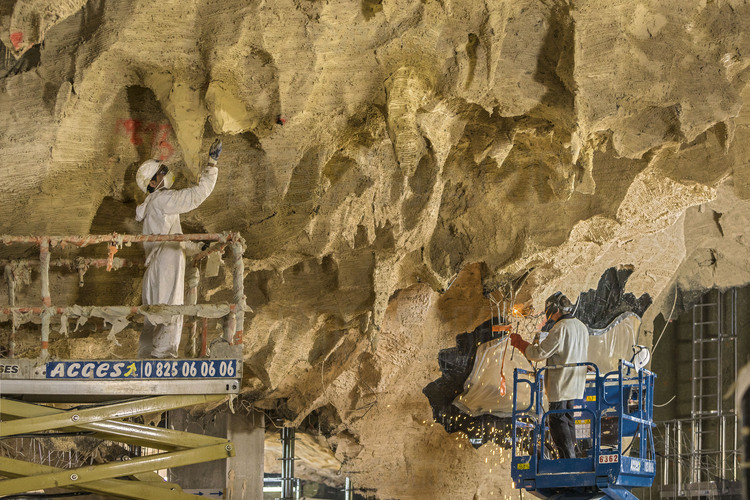 Un sculpteur de Freyssinet-Cofeix interviennent sur la premiere couche de mortier paysager (scratch) sur laquelle seront ensuite fixes les panneau parietaux et les elements speleothermes, qu'ils soient geologiques (stalactites, stalagmites 