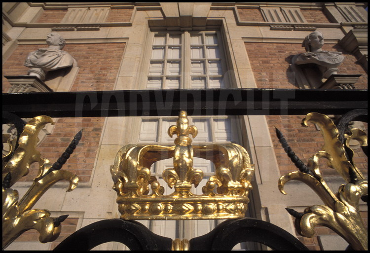 Sur la grille du balcon de la chambre du Roi, emblème royal : couronne fermée.