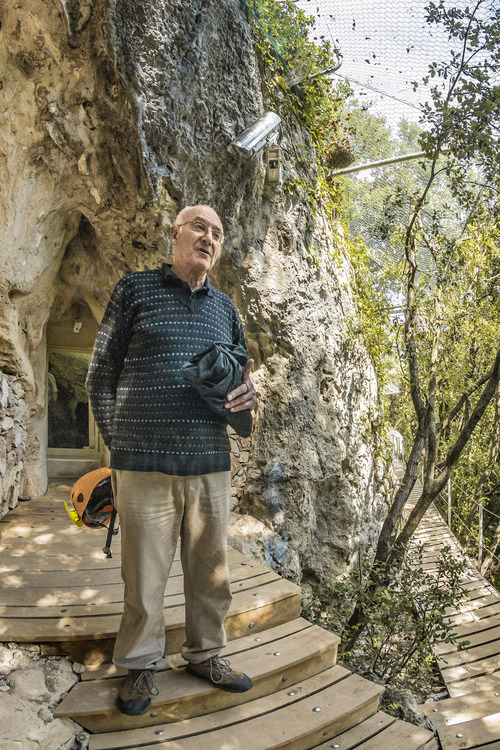 Devant l'entrée de la Grotte Chauvet, le préhistorien Jean Clottes, un des plus grands spécialistes mondiaux de l'art pariétal. Il le fut le premier homme de science à pénétrer dans la grotte originelle, fin décembre 2014 et à en signaler l’extrême importance historique, artistique et scientifique.