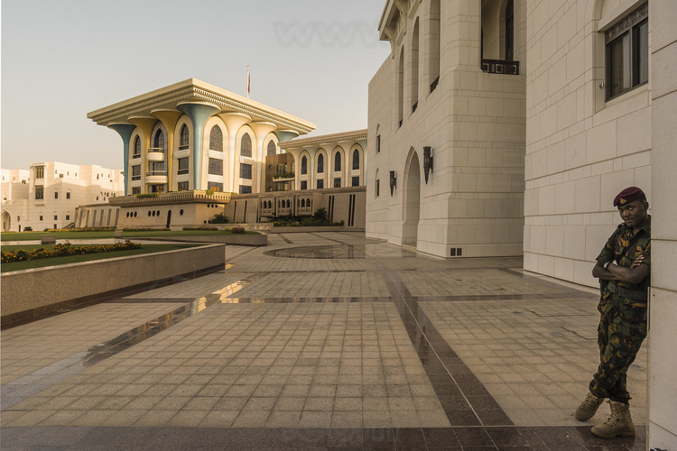 Oman. Mascate : Le palais présidentiele du Sultan Al Qaboos depuis la porte nord. // Oman. Muscat: The presidential palace of Sultan Al Qaboos from the north gate.