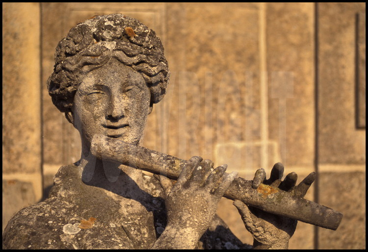 Ensemble de statues, déesses, dédiées aux arts de la Musique. Euterpe et sa flûte. Aile du Midi, façade ouest.