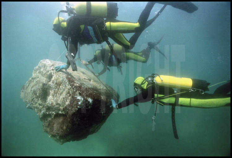 Jean-Yves Empereur’s dive team transports the calcite orthostat (eight-sided statue base) of Pharaoh Setis 1st (father of Pharaoh Ramses II) using compressed air balloons before its restoration.