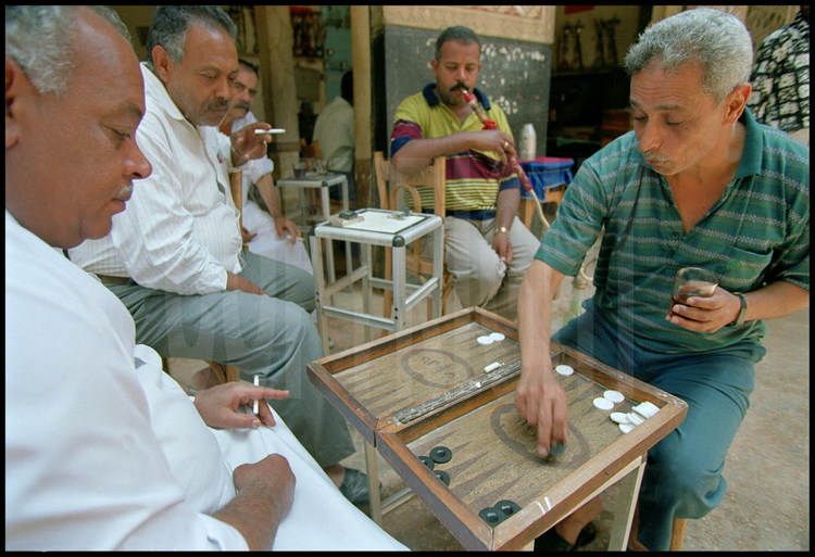While the women often remain at home, men meet in the city’s cafes where they can enjoy their favorite pastimes: dominos, backgammon and narguilé, commonly called “chicha”.