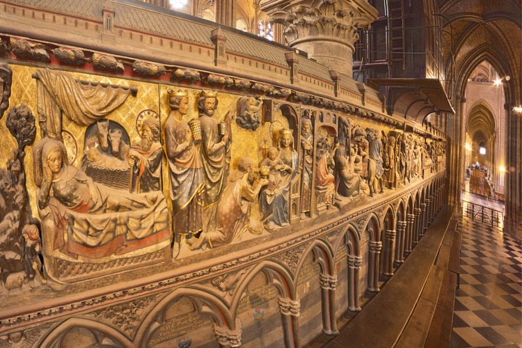 The fences of the choir. From the medieval choir, there remains only these two fences. Completed in the middle of the fourteenth century, they are in a state of exceptional preservation. Here the northern fence, which describes the life of Jesus. Weapons and mottos of archbishops of Paris are engraved in these friezes.