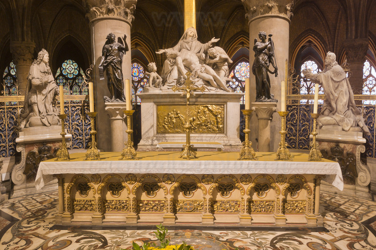 The apse viewed from the choir. The statues of Louis XIV (left) and Louis XIV (right) surround the altar of Pieta, sculpted by Nicolas Coustou. At its creation, in the early eighteenth century, the choir was set in a baroque style profusion of marble.
