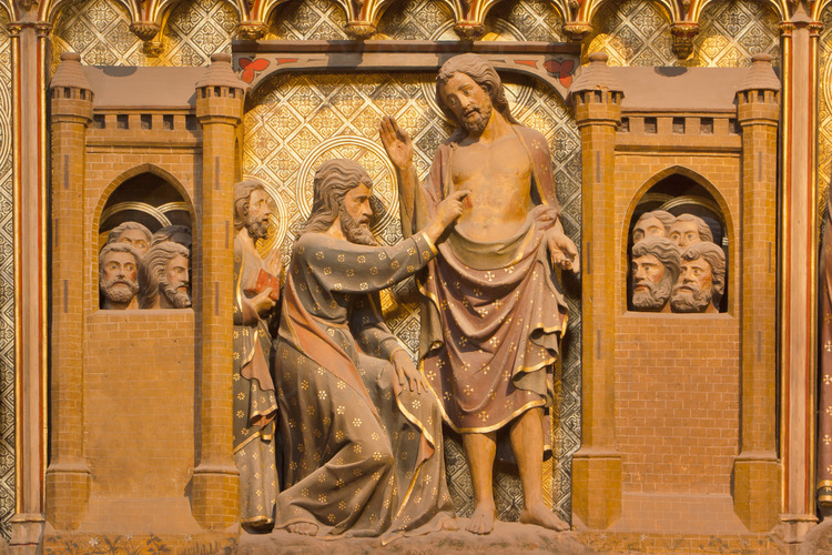 The fences of the choir. From the medieval choir, there remains only these two fences. Completed in the middle of the fourteenth century, they are in a state of exceptional preservation. Here, on  the northern fence (which describes the life of Jesus), the scene of the Appearance to Thomas.