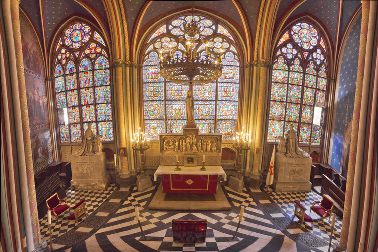 The axial chapel, at the back of the apse, became in 2008 the chapel of the Equestrian Order of the Holy Sepulchre of Jerusalem. It watches over the relics of the Passion, especially the Holy Crown of Thorns (see photos 172-174), filed in the red reliquary (foreground), coat color of the Passion.