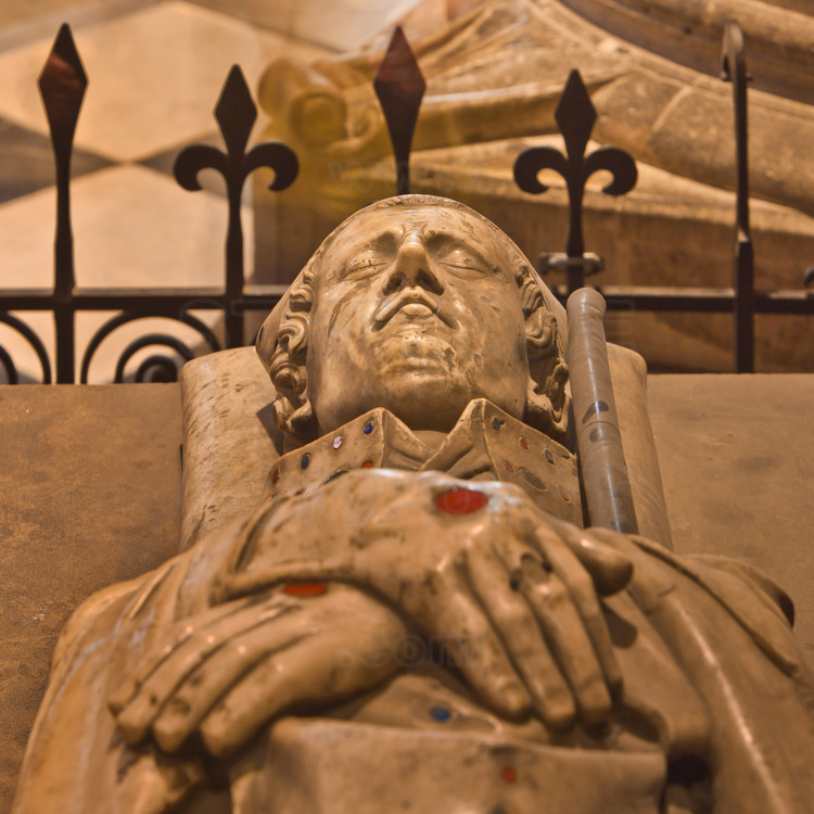 In the ambulatory behind the apse, several recumbent. Here, Simon Matifas Bucy (died 1306), Archbishop of Paris.