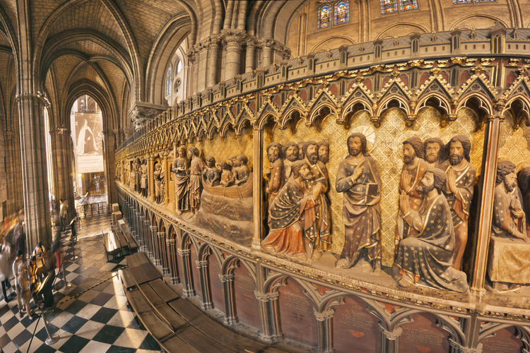 The fences of the choir. From the medieval choir, there remains only these two fences. Completed in the middle of the fourteenth century, they are in a state of exceptional preservation. Here, on the southern fence (which describes the events of the Risen Christ), the scene of Christ sending his disciples on mission.