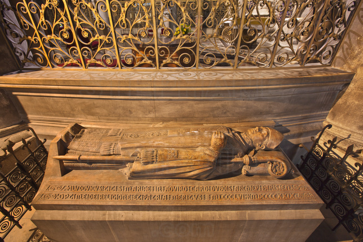 In the ambulatory behind the apse, several recumbent. Here, Louis Ernest Dubois (1856-1929), bishop of Verdun, archbishop of Bourges, Rouen and Paris. Then cardinal.