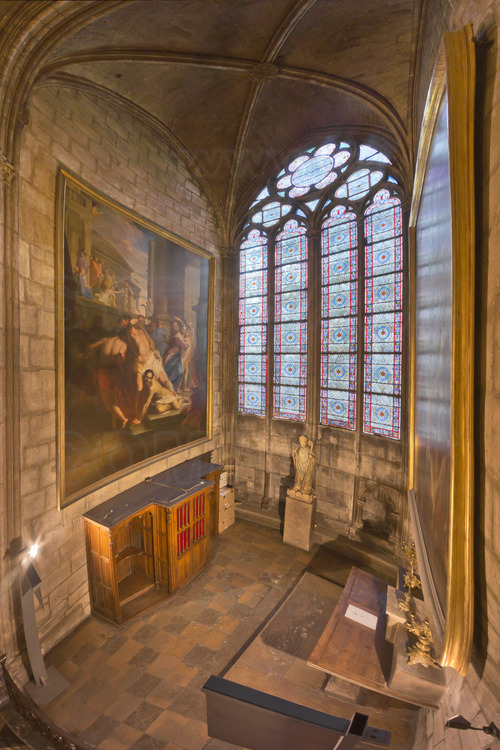 In the north aisle of the cathedral, a series of side chapels. Here, the sixth chapel, with two goldsmiths Mays (paintings): 