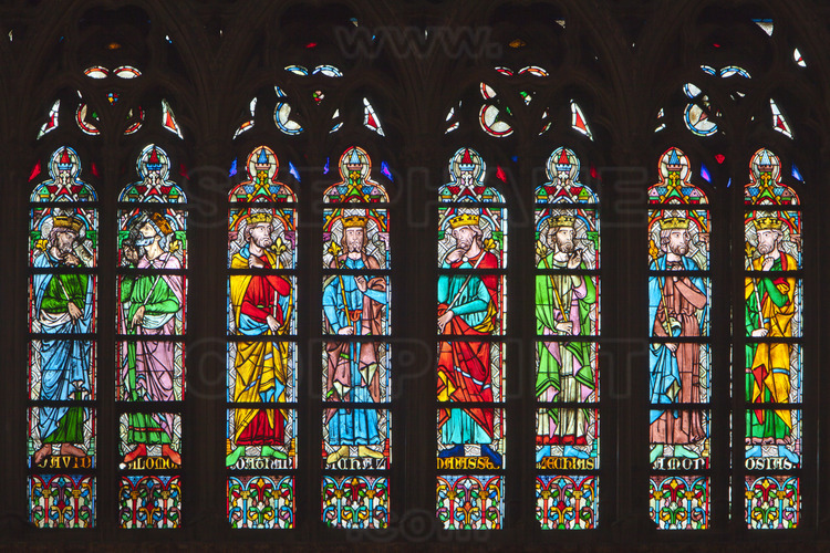 Created in the nineteenth century, the windows of the clerestory of the north transept are located under the pink (rose), remained in remarkable condition since it was built in the thirteenth century. They represent the eighteen kings of Judah, ancestors of Christ.