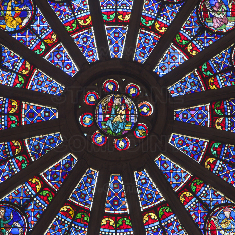 Composed of sixteen petals, the Rose of the northern transept is the largest of its time (second half of the thirteenth century). It remained in remarkable condition since its construction. Unlike the southern Rose window, the northern Rose has kept intact its original stained glass windows of the thirteenth century. The center is occupied by the Virgin Mary. Gravitating around her, judges, kings, high priests and prophets of the Old Testament. Below the clerestory, whose windows dating from the nineteenth century, are ancestors of the Christ, the eighteen kings of Judah.