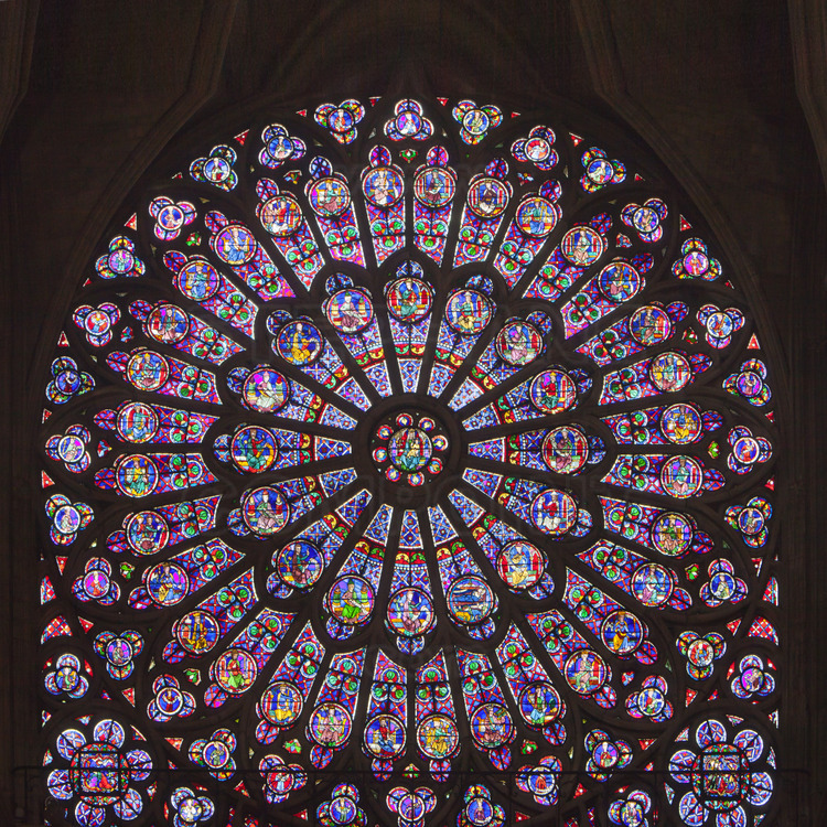 Composed of sixteen petals, the Rose of the northern transept is the largest of its time (second half of the thirteenth century). It remained in remarkable condition since its construction. Unlike the southern Rose window, the northern Rose has kept intact its original stained glass windows of the thirteenth century. The center is occupied by the Virgin Mary. Gravitating around her, judges, kings, high priests and prophets of the Old Testament. Below the clerestory, whose windows dating from the nineteenth century, are ancestors of the Christ, the eighteen kings of Judah.