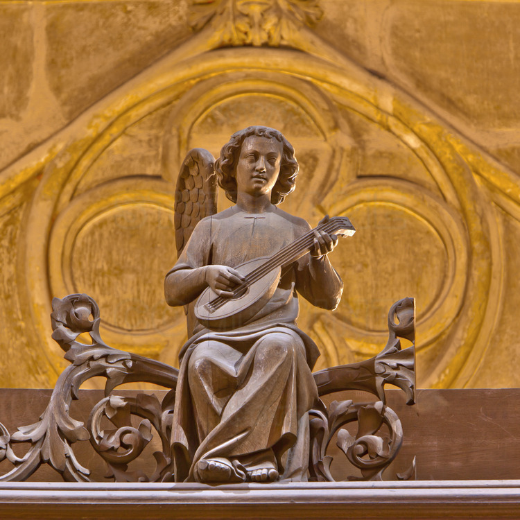 Above the entrance to the north transept (corresponding to the portal of the Cloister of the north facade), a wooden sculpture of an angel musician.