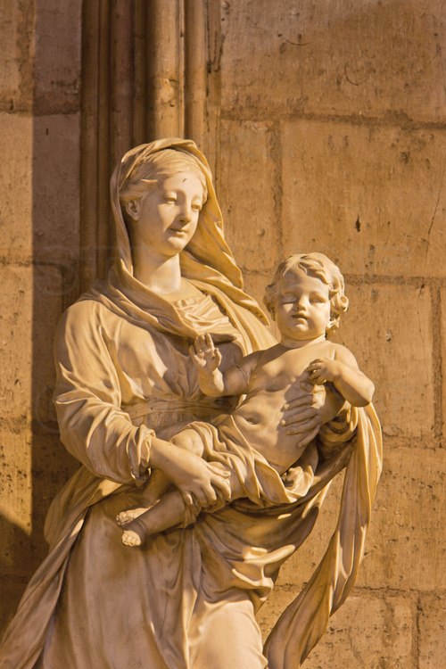 In the prayer space in the west wing of the north transept, a statue of the Virgin and Child.