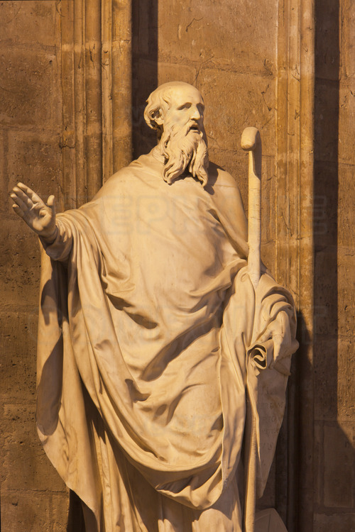 At the foot of the north-east pillar of the transept, a statue of Saint Denis, by Nicolas Coustou.