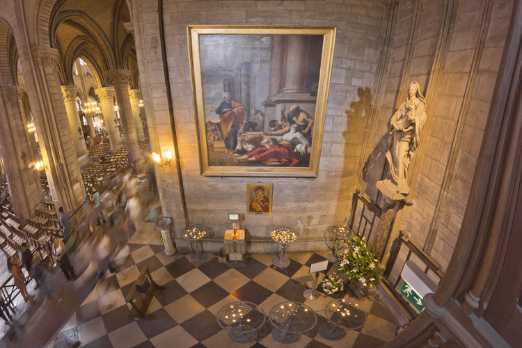 Prayer space on the west side of the north transept. At right, a statue of the Virgin and Child.