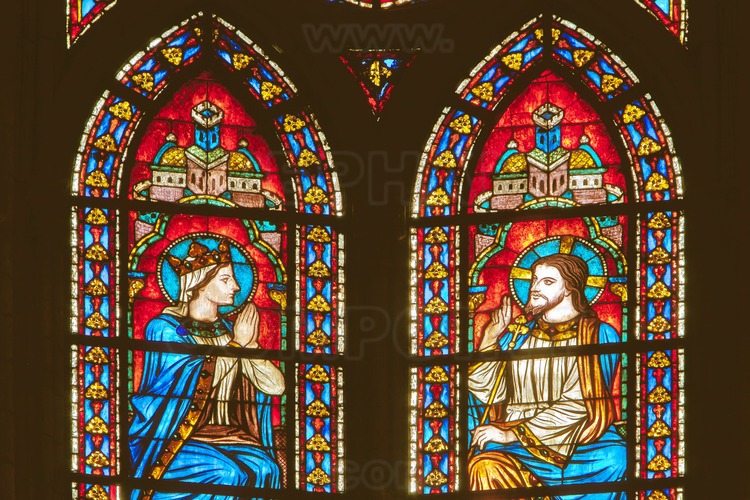 Executed in the nineteenth century to restore the sanctuary of darkness and find the mystery, the windows describe the Glorification of the Virgin. Here, detail of central window, representing Virgin and Christ.