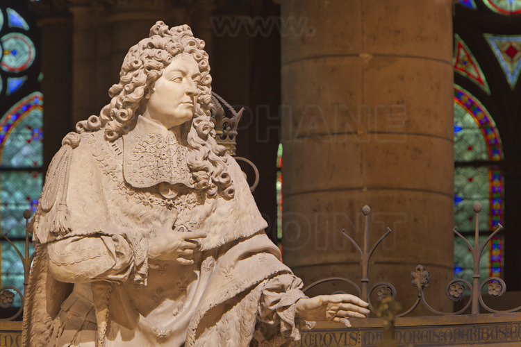 To the left of altar of the Pieta, a statue of king Louis XIV. At its creation in the early eighteenth century, the choir was set in a baroque style profusion of marble.