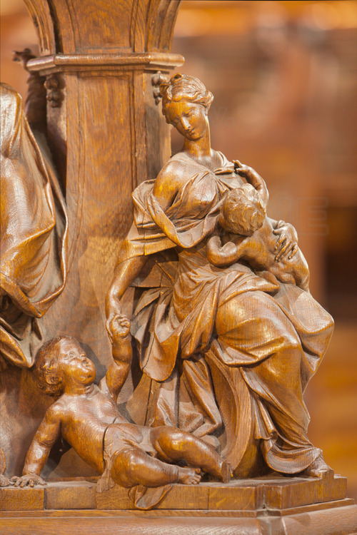 The choir stalls were made under Louis XIV, during the redevelopment of the choir (which featured a jube). Panels that adorn the stalls depict scenes from the life of the Virgin.
