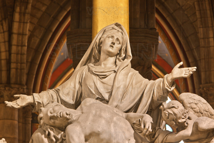 Located in the center of the apse, the altar of the Pieta, sculpted by Nicolas Coustou. At its creation in the early eighteenth century, the choir was set in a baroque style profusion of marble.