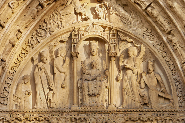 At the height of the portals of the west facade. South of the facade, the Portal of Saint Anne, whose sculptures (executed 1160) are the oldest of Notre Dame. At the forefront of the tympanum, the Virgin in majesty presents the baby Jesus, according to Roman tradition. It is surrounded by two angels and a bishop and a king standing on his knees, probably the founder of the Merovingian church. Altitude 11 meters.