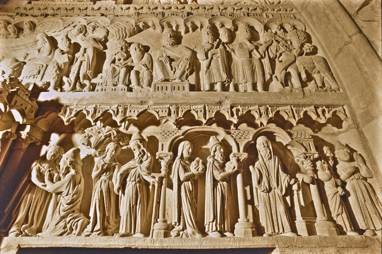At the height of the portals of the west facade. South of the facade, the lower lintel of the portal Sainte-Anne (thirteenth century), dedicated to the parents of the Virgin, St. Anne and Joachim. Altitude 9 meters.