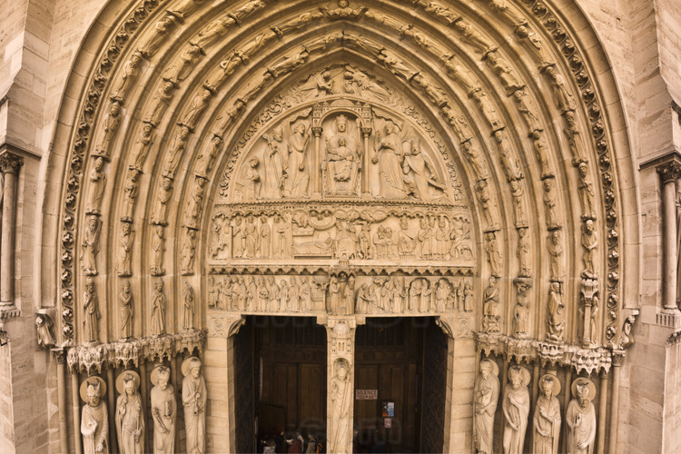 At the height of the portals of the west facade. South of the facade, overview of the Portal of Saint Anne, whose sculptures (executed 1160) are the oldest of Notre Dame. At the forefront of the tympanum, the Virgin in majesty presents the baby Jesus, according to Roman tradition. It is surrounded by two angels, a bishop and a king standing on his knees, probably the founder of the Merovingian church. On the central lintel, scenes evoking the life of the Virgin. The lower lintel (thirteenth century) is devoted to parents of the Virgin, St. Anne and Joachim. On the pier, a statue of St. Marcel, bishop of Paris. Altitude 11 meters.