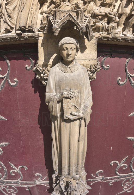 South facade, portal of Saint Etienne. The tympanum narrates the life of Stephen, which was dedicated to the first cathedral of the diocese of Paris, before the construction of Notre Dame. Here, pier with portrait of Saint Etienne. Altitude 7 meters.